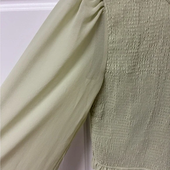 😁Elegant Light Green Ruffle Blouse - Picture 3 of 4